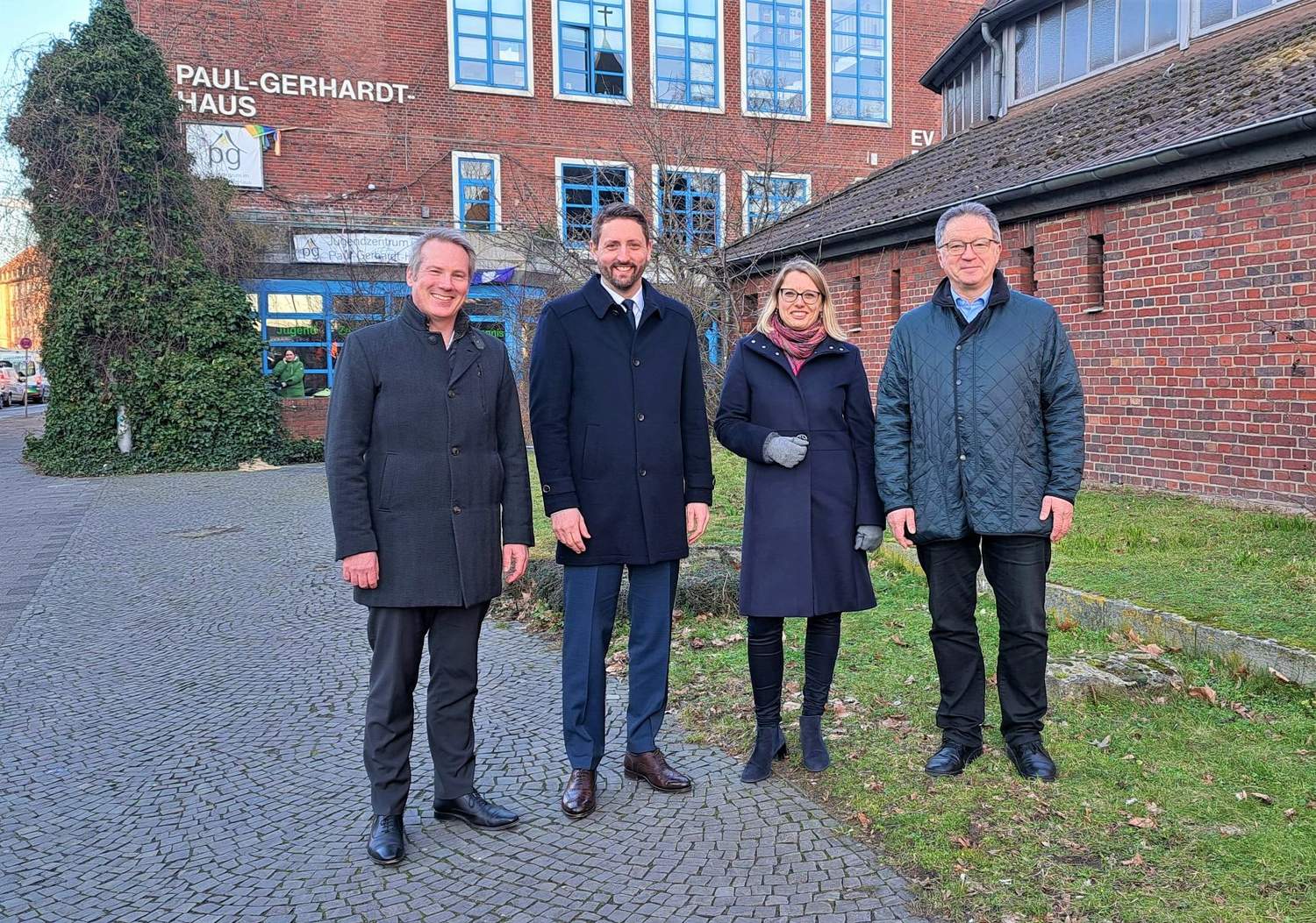 Die Projektpartner trafen sich vor Ort am künftigen Standort des Bildungs- und Begegnungs-Campus in Münster (v.l.): Dr. Nils Brüggemann (Vorstandsvorsitzender Franziskus Stiftung), Robin Denstorff (Stadtbaurat Stadt Münster), Annika Wolter (Regionalgeschäftsführerin Franziskus Stiftung für die Region Münster) und Frank Winkelmeyer (Pfarrer evangelische Erlöser-Kirchengemeinde).