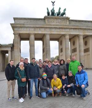Die Teilnehmer der Studienfahrt vor dem Brandenburger Tor Die Teilnehmer der Studienfahrt vor dem Brandenburger Tor